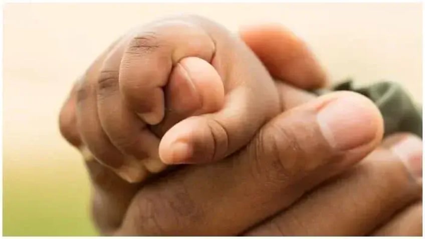 una madre demanda a un hospital de illinois tras las acusaciones de maltrato infantil y discriminacion racial