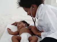 una madre demanda a un hospital de illinois tras las acusaciones de maltrato infantil y discriminacion racial