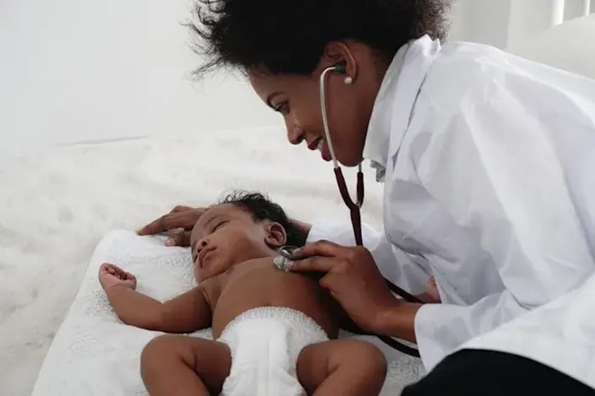 una madre demanda a un hospital de illinois tras las acusaciones de maltrato infantil y discriminacion racial