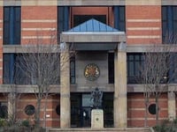 una mujer admite haber descuidado a su hijo en un caso de falsa enfermedad de la policia de cleveland
