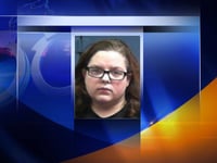 una mujer se enfrenta a un cargo de negligencia infantil en el condado de monongalia despues de que su hijo de 2 anos fuera encontrado con graves quemaduras y multiples contusiones