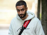 viezerik betrapt met beelden van kindermisbruik op telefoon terwijl hij straf uitzit voor openbare seksuele betrekkingen