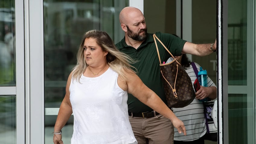 voormalig hulpsheriff vrouw schuldig bevonden aan 1 aanklacht onschuldig aan de rest in kindermishandelingszaak