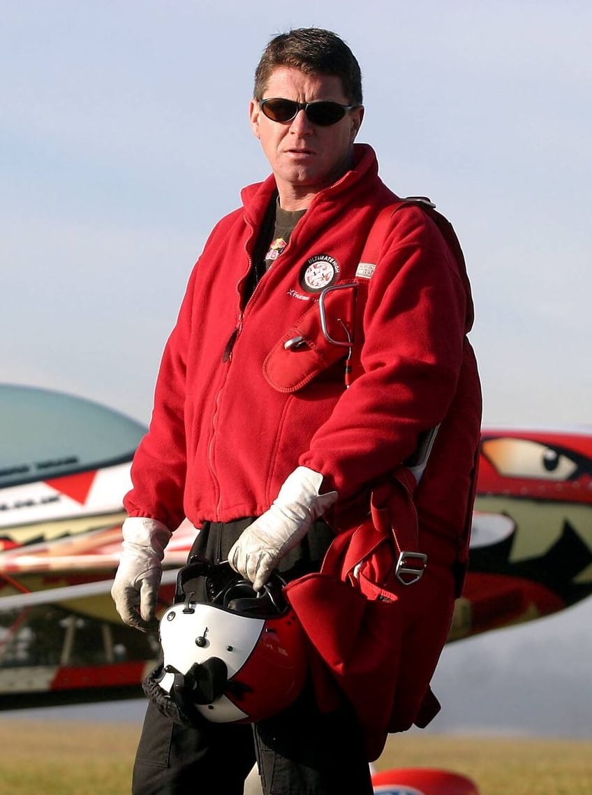 voormalig red arrows piloot met mbe geeft toe in bezit te zijn van tientallen walgelijke beelden van kindermisbruik