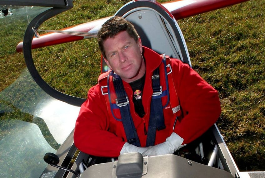 voormalig red arrows piloot met mbe geeft toe in bezit te zijn van tientallen walgelijke beelden van kindermisbruik