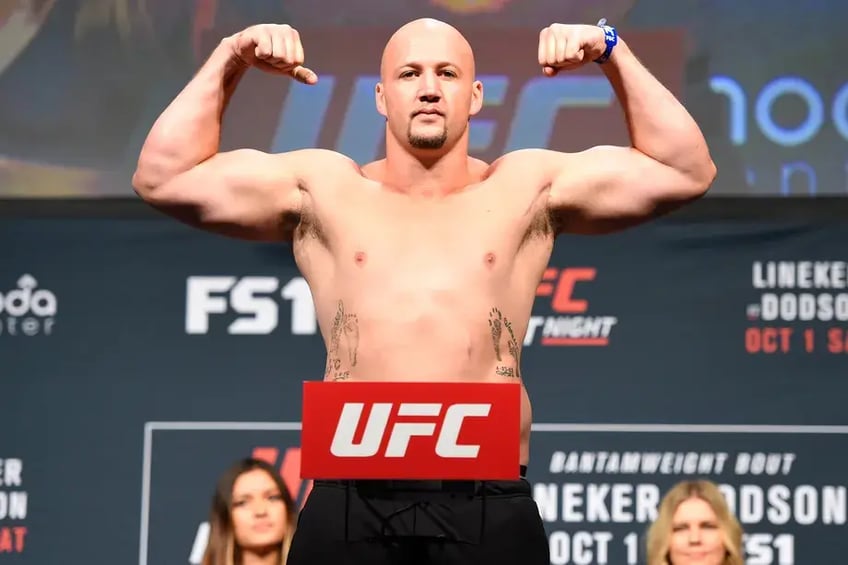voormalig ufc vechter cody east aangeklaagd voor mishandeling kindermishandeling en onterechte opsluiting