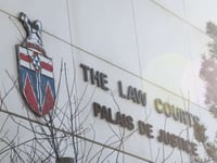 voormalig whitehorse onderwijsassistent pleit onschuldig aan aanklacht seksueel misbruik