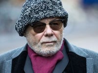 vrijgelaten pedofiele popster gary glitter kan terugkeren naar de gevangenis nadat hij is opgenomen terwijl hij praat over het dark web