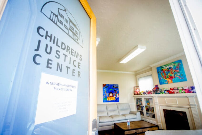 vrijwilligers van childrens justice center helpen jonge slachtoffers van misbruik op hun gemak te stellen