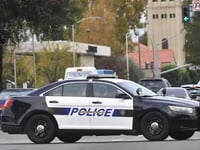 vrouw uit florida gearresteerd omdat ze kind in droger stopte en machine startte