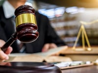 vrouw uit iowa klaagt haar vader aan wegens seksueel misbruik maar stuit op juridische hindernissen