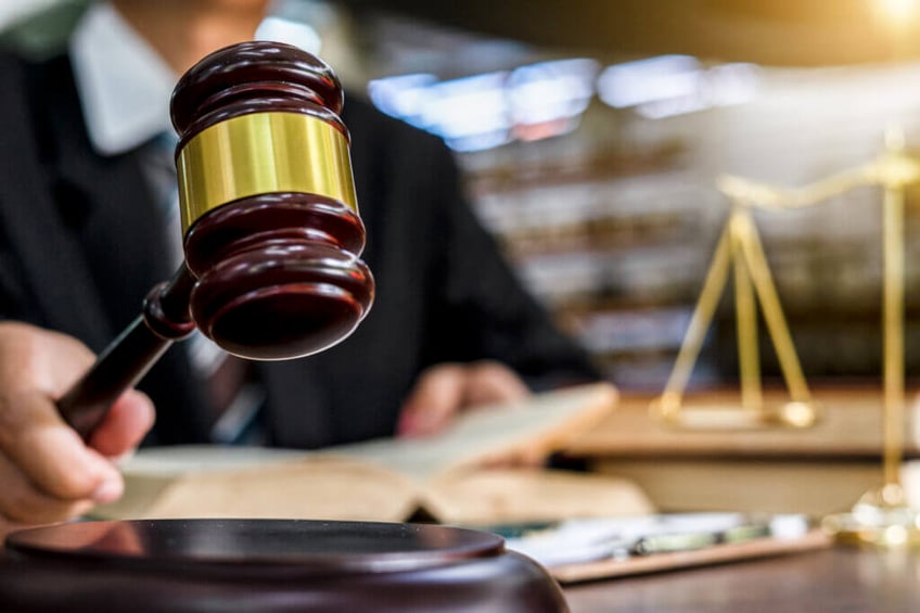 vrouw uit iowa klaagt haar vader aan wegens seksueel misbruik maar stuit op juridische hindernissen