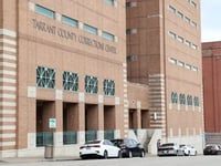 vrouw verdacht van medische mishandeling van haar 3 jarige wordt vastgehouden in tarrant county jail
