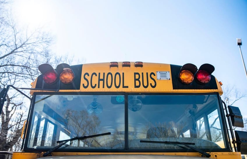 vrouw wordt beschuldigd van kindermishandeling in verband met incident op basisschool edgerton