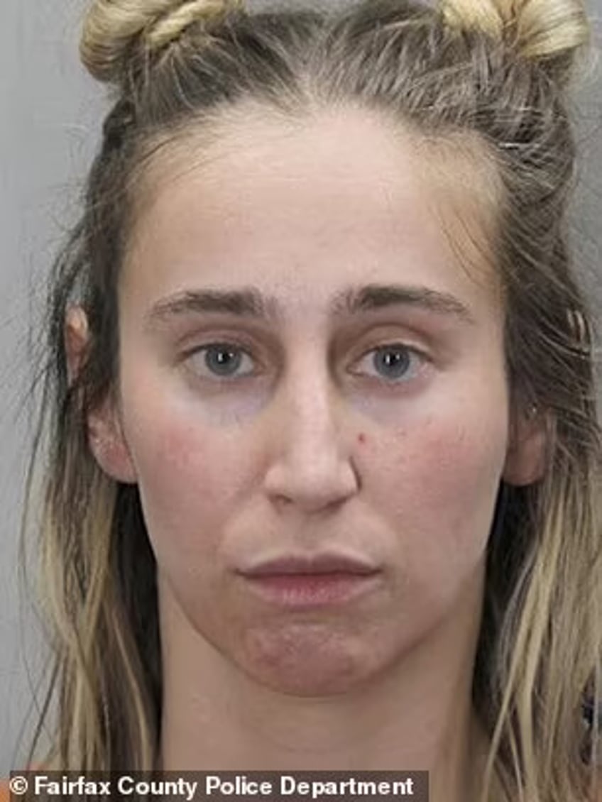vrouwelijke wetenschapsleraar uit virginia 28 wordt aangeklaagd voor bezit van kinderporno nadat agenten fotos en videos van seksueel misbruik vinden op snapchat
