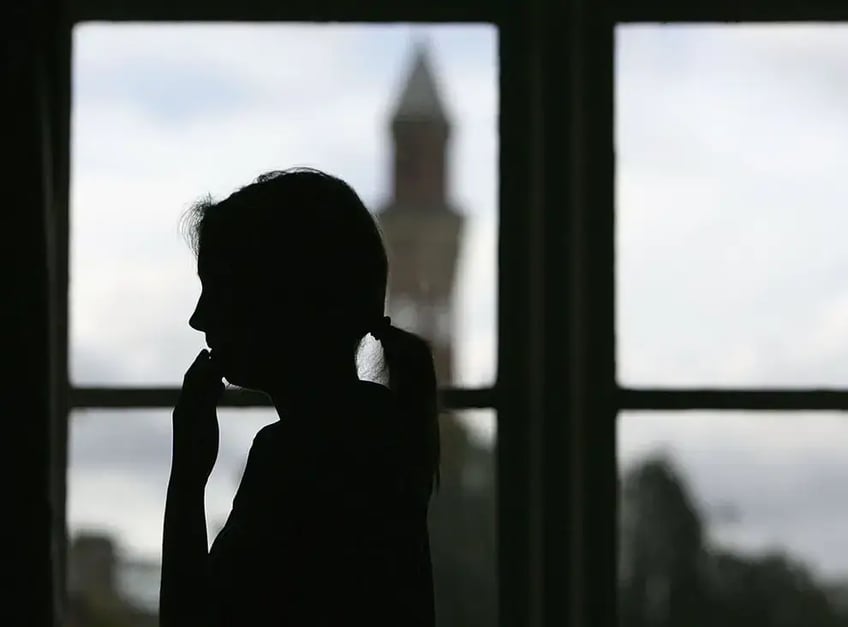 vrouwen seksueel misbruikt door rochdale kinderlokkersbendes behalen historische overwinning nu politie zich verontschuldigt voor tekortkomingen