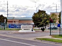 werknemer van jeugddetentiecentrum salt lake valley wordt beschuldigd van kindermishandeling nadat tiener in hechtenis gebroken arm opliep