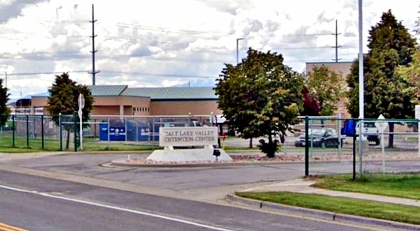 werknemer van jeugddetentiecentrum salt lake valley wordt beschuldigd van kindermishandeling nadat tiener in hechtenis gebroken arm opliep